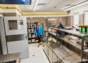 Pani Prezydent Beta Klimek zwiedzająca przedszkolną kuchnię.