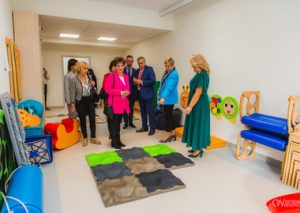 goście zwiedzający salę przedszkolną.