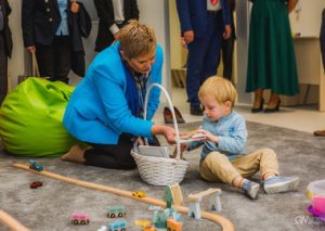 Pani Prezydent Beata Klimek na dywanie z chłopcem.