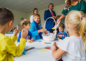 Pani Prezydent Beata Klimek z dziećmi przy stoliku.