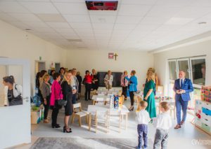 Zaproszeni goście zwiedzający przedszkolną salę