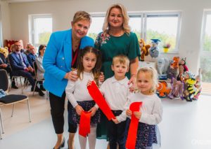 Pani Prezydent wraz z Panią Dyrektor i dziećmi tuż po oficjanym przecięciu wstęgi.