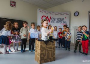 występy artystyczne dzieci przed zaproszonymi gośćmi.