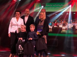 Na scenie: Dwoje dzieci, nauczycielka oraz władze miasta