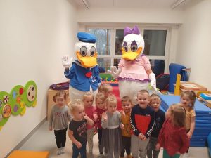 Grupa dzieci pozująca do zdjęcia wraz z kaczką i kaczorem