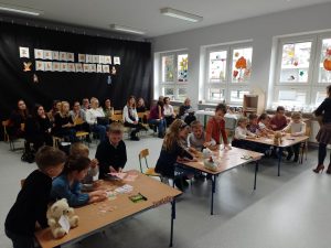 DZIECI ROZWIĄZUJĄ ZAGADKI NA KONKURSIE
