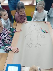 DZIECI RYSUJĄ MISIA NA SZARYM PAPIERZE