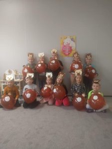 DZIECI POZUJĄ Z MISIAMI, KTÓRE ZROBIŁY Z BALONÓW