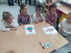 DZIECI Z GRUPY PIERWSZEJ UKŁADAJĄ PUZZLE