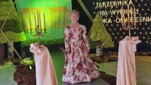 Dziewczynka w sukni balowej w kwiatki.