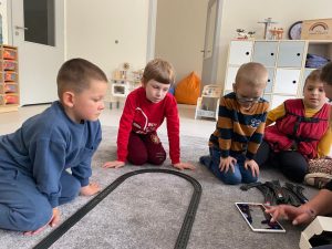 Dzieci bawią się pociągiem