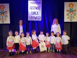 Dzieci z grupy Tygryski stojące na scenie