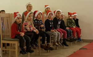 Dzieci oglądają przedstawienie