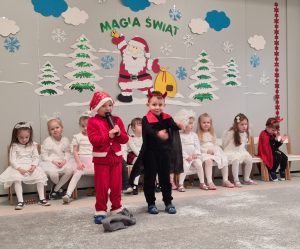 Dzieci występujące na scenie