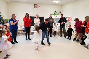 Dzieci tańczą z rodzicami