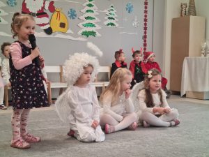 Dzieci występujące na scenie