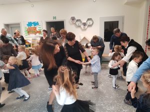 Dzieci tańczą w parach dziadkami