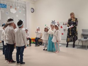Dzieci mówią wiersze na przestawieniu