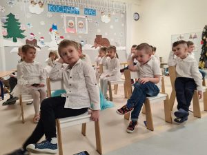 Dzieci wykonują układ taneczny do piosenki