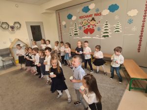 Dzieci tańczą ustawione w dwóch rzędach