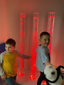 Chłopcy bawią się w sali rehabilitacji