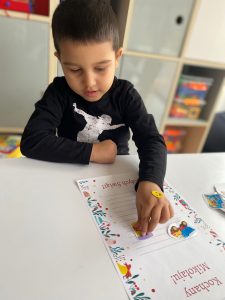 Chłopiec pisze list do Mikołaja