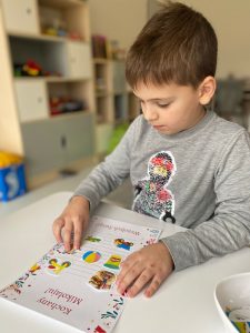 Chłopiec pisze list do Mikołaja