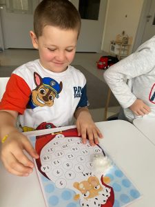Chłopiec robi kalendarz adwentowy