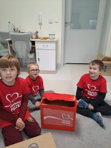 Chłopcy pomagają przy Szlachetnej Paczce