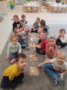 Dzieci układają puzzle na dywanie