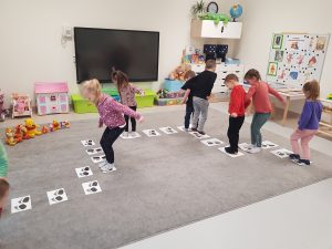 Dzieci chodzą po śladach łapek misia