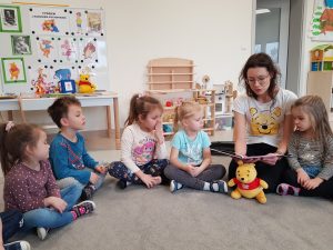 Dzieci słuchają czytanej przez nauczycielkę bajki