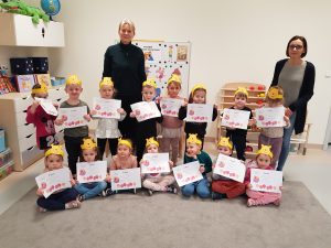 Dzieci pokazują prace plastyczne