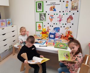 Dzieci oglądają książki