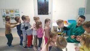 WETERYNARZ POKAZUJE DZIECIOM NARZĘDZIA NIEZBĘDNE DO CODZIENNEJ PRACY
