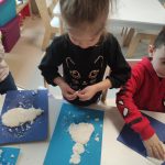 ROBIENIE BAŁWANÓW PRZEZ DZIECI Z MASY
