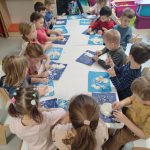 ROBIENIE BAŁWANÓW PRZEZ DZIECI Z MASY