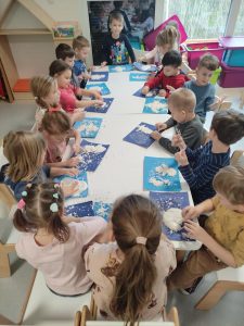 ROBIENIE BAŁWANÓW PRZEZ DZIECI Z MASY