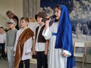 Dziewczynka przebrana za Marie mówi swoją role