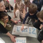 UKŁADANIE PUZZLI Z NAPISEM ZIMA