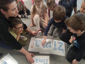 UKŁADANIE PUZZLI Z NAPISEM ZIMA