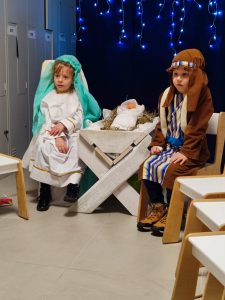 Dziewczynka przebrana za Maryję i chłopiec za Józefa