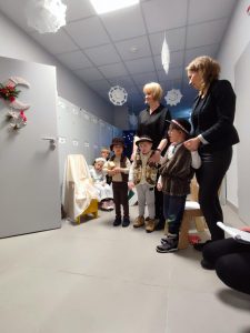 Przebrane Dzieci za pasterzy stoją
