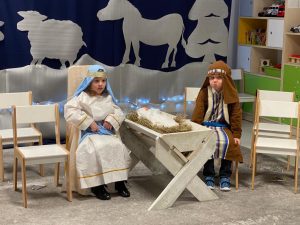 Dziewczynka przebrana za Maryję i chłopiec za Józefa