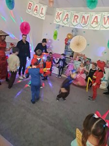 DZIECI WRAZ Z NAUCZYCIELAMI TAŃCZĄ DO PIOSENEK