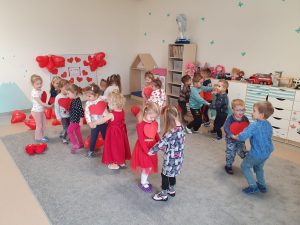 DZIECI TAŃCZĄ W PARACH