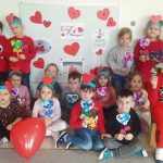 DZIECI POZUJĄ Z WŁASNORĘCZNIE ZROBIONYMI SERDUSZKAMI