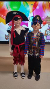 Dwóch chłopców stoi obok siebie, przebrani za Piratów.