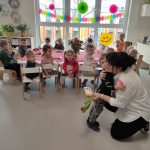 WRĘCZENIE NAUCZYCIELOWI UPOMINKU Z OKAZJI DNIA KOBIET