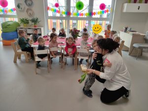 WRĘCZENIE NAUCZYCIELOWI UPOMINKU Z OKAZJI DNIA KOBIET